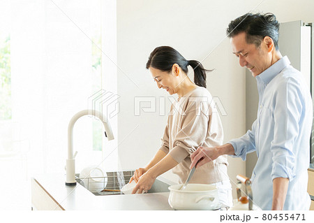 ミドル夫婦 キッチン ライフスタイルイメージ ミドル夫婦 キッチン ライフスタイルイメージ 80455471