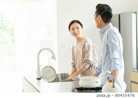 ミドル夫婦 キッチン ライフスタイルイメージ ミドル夫婦 キッチン ライフスタイルイメージ 80455476