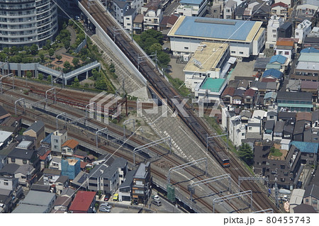 東京スカイツリーから望む：京成押上線直通の3050形（橙色） 80455743