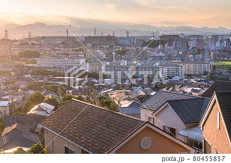 《東京都》夕暮れの住宅街・東京郊外 80455857