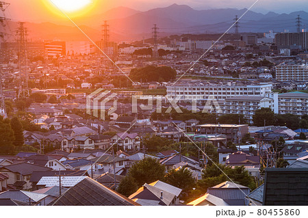 《東京都》夕暮れの住宅街・東京郊外 80455860