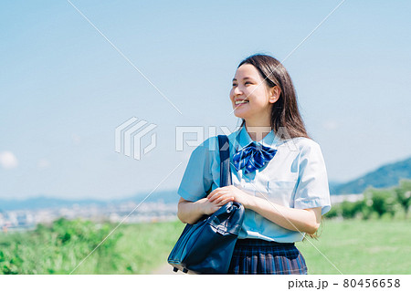 通学する高校生 80456658