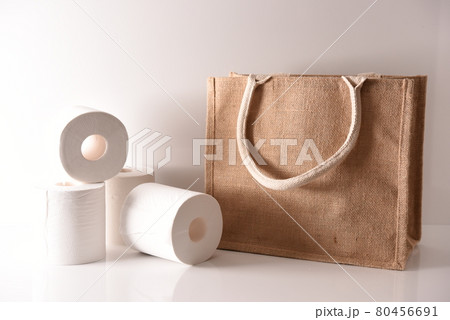 トイレットペーパーとエコバッグ 80456691