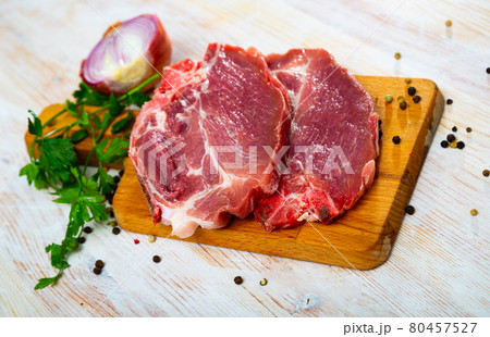 Raw pork chop 80457527