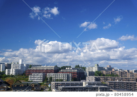 台風8号通過の後の関東地方の青空と白い雲 80458954