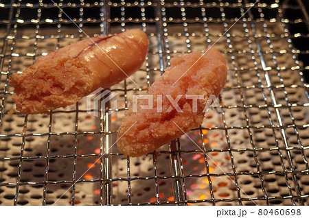 コンロでたらこを炙る 80460698