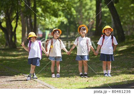 ランドセルを背負って通学する子どもたち ランドセルを背負って通学する子どもたち 80461236