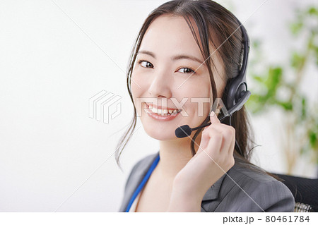 オフィスで仕事をする若いオペレーター オフィスで仕事をする若いオペレーター 80461784