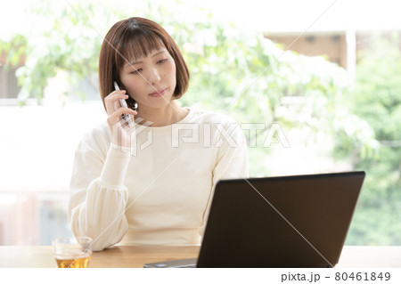 テレワークする妊娠中期の若い女性 テレワークする妊娠中期の若い女性 80461849