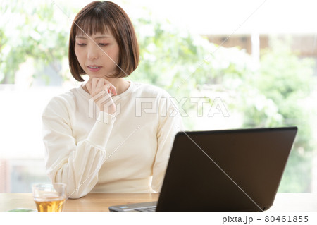 テレワークする妊娠中期の若い女性 80461855