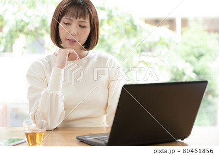テレワークする妊娠中期の若い女性 80461856