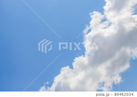 Big white clouds against clear blue sky 80462034