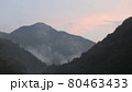 山中の夕暮れ 80463433