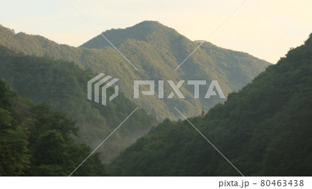 山中の夕暮れ 山中の夕暮れ 80463438