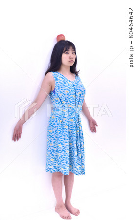 頭にリンゴを載せた女性3 頭にリンゴを載せた女性3 80464642