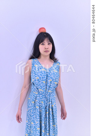 頭にリンゴを載せた女性1 頭にリンゴを載せた女性1 80464644