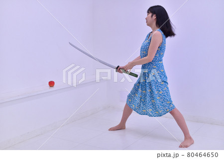 模造刀で遊ぶ女性6 80464650