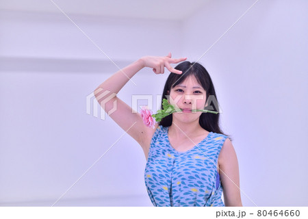 造花をくわえた女性5 造花をくわえた女性5 80464660