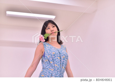 造花をくわえた女性4 造花をくわえた女性4 80464661