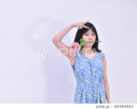 造花をくわえた女性2 造花をくわえた女性2 80464663