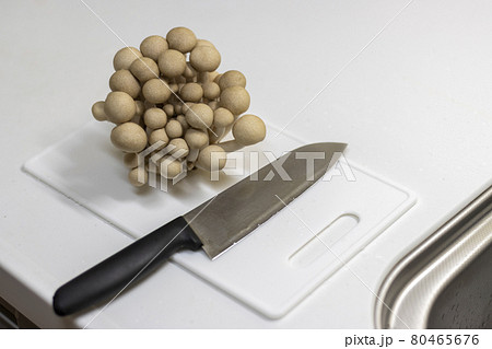 台所でしめじを切るイメージ 80465676
