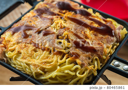 焼きあがったモダン焼き 80465861