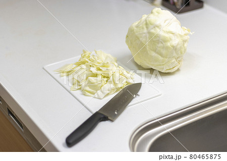 台所でキャベツを切るイメージ 80465875