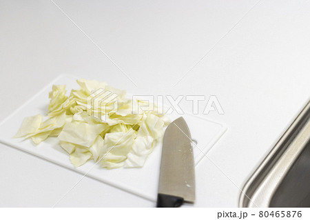 台所でキャベツを切るイメージ 80465876