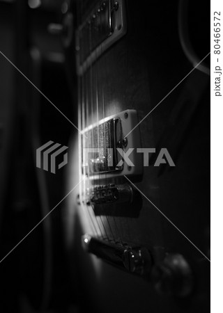 古いエレキギター　モノクローム 80466572