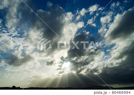 山の上に掛かる雲と雨上がりの空、薄明光線 山の上に掛かる雲と雨上がりの空、薄明光線 80466994