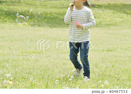 公園でしゃぼん玉遊びをする子供 80467553