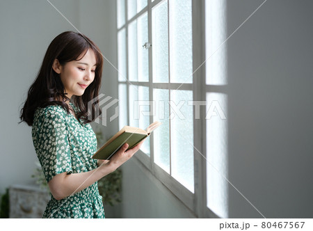 部屋で本を読む女性 部屋で本を読む女性 80467567