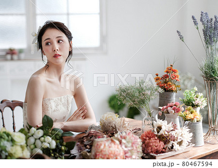 花に囲まれる花嫁　ブライダルイメージ　ウェディングドレス 80467594