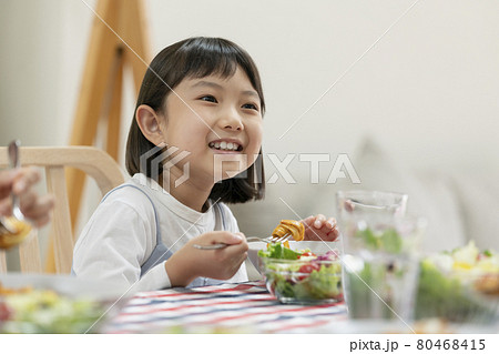食事をする8歳の女の子 80468415