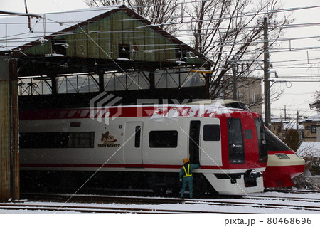 冬の長野電鉄長野線2100系・1000系(特急車両) 冬の長野電鉄長野線2100系・1000系(特急車両) 80468696