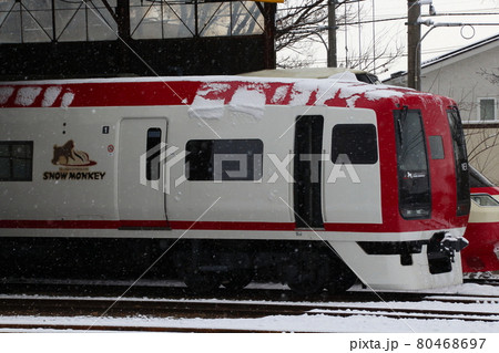 冬の長野電鉄長野線2100系(特急スノーモンキー車両) 冬の長野電鉄長野線2100系(特急スノーモンキー車両) 80468697