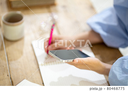 ウッドデスクで勉強する女性【パーツカット】 80468775