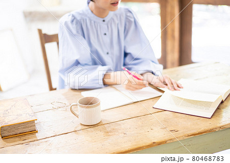 ウッドデスクで勉強する女性【パーツカット】 80468783