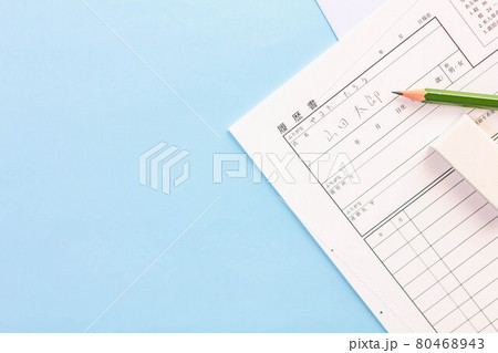履歴書に鉛筆で下書きをする	 80468943