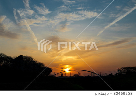 土手から見る夕焼け 千葉県流山市 日本 土手から見る夕焼け 千葉県流山市 日本 80469258
