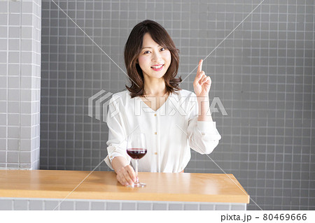 ワインをテイスティングする女性ソムリエ 80469666