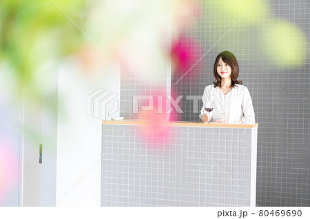 ワインをテイスティングする女性ソムリエ 80469690