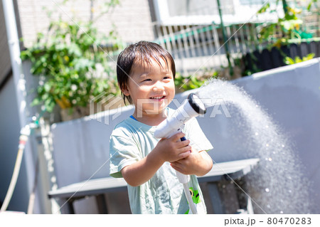 幼児の水遊び 80470283