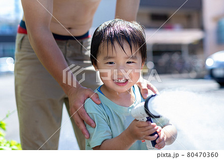 親子で水遊び 80470360
