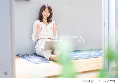 ビデオチャットをする若い女性 80470949