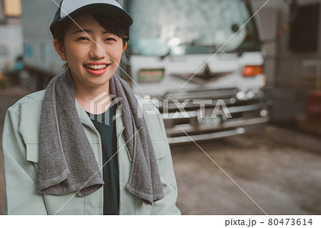 女性トラック運転手 女性トラック運転手 80473614