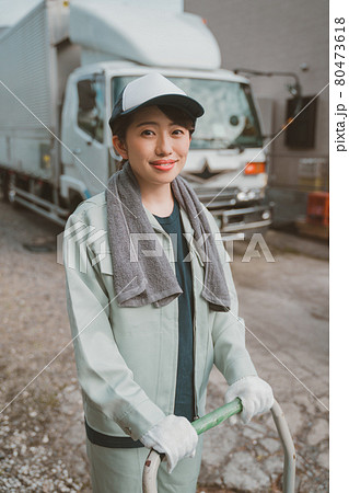 女性トラック運転手 女性トラック運転手 80473618