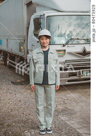 女性トラック運転手 80473929