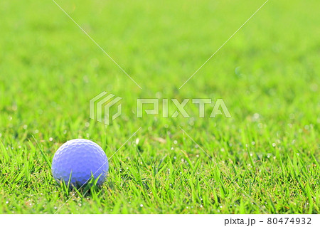 ゴルフ ボール 芝生 グリーン ショット パター ティーアップ アプロート テクスチャ の写真素材