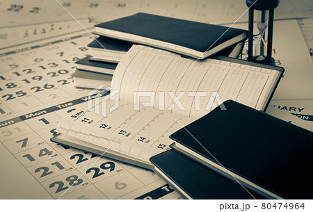 カレンダーと手帳と砂時計　暦　年　予定　時 80474964